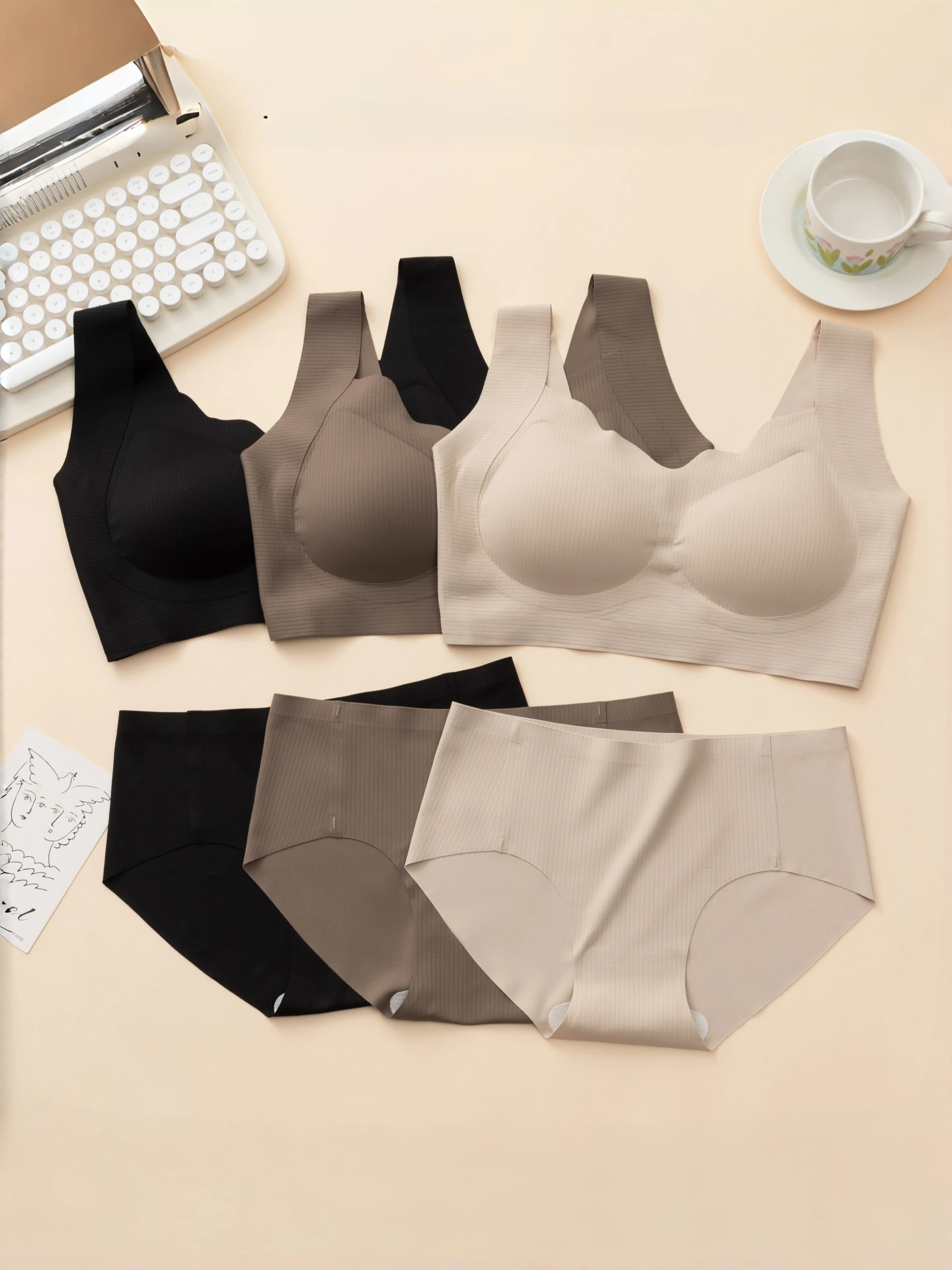 3 ensembles de lingerie avec soutien-gorge sans armatures à larges bretelles côtelées et culotte san