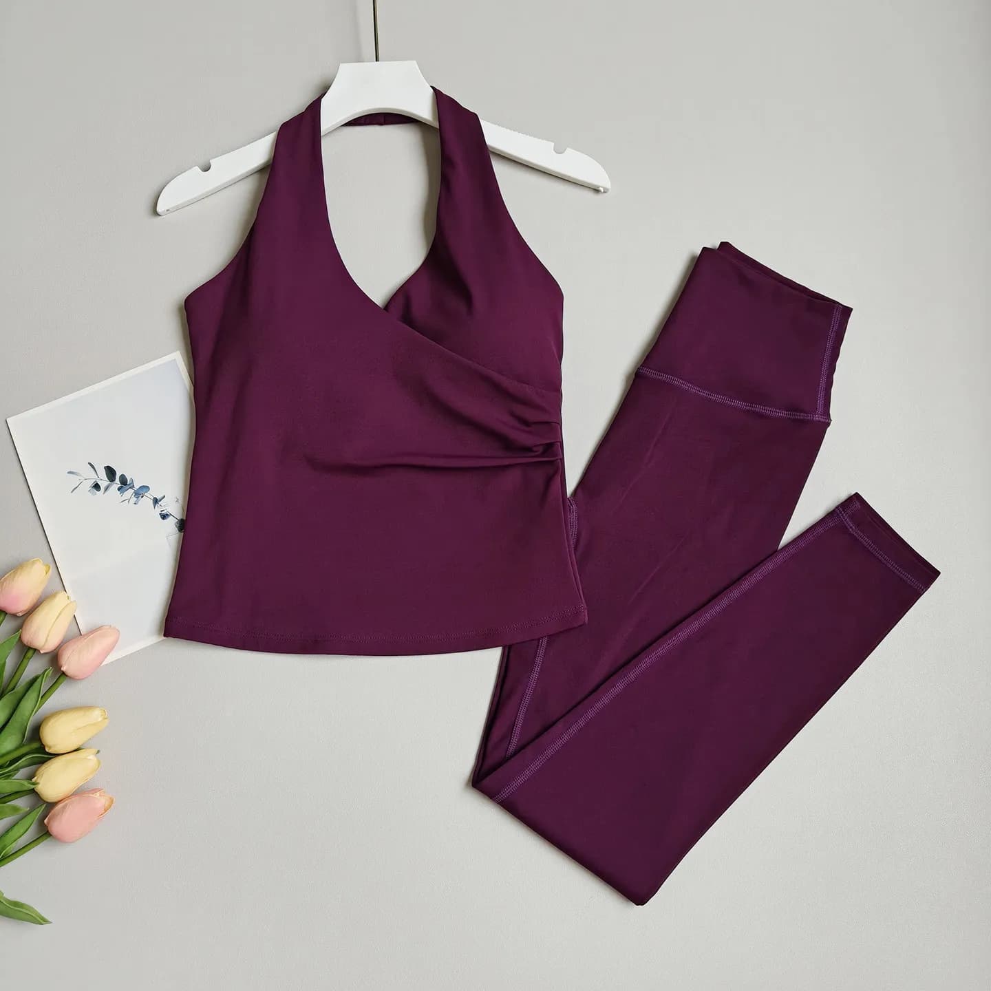 Ensemble de yoga effet seconde peau pour femme, élégant et haut de gamme avec débardeur de sport à c