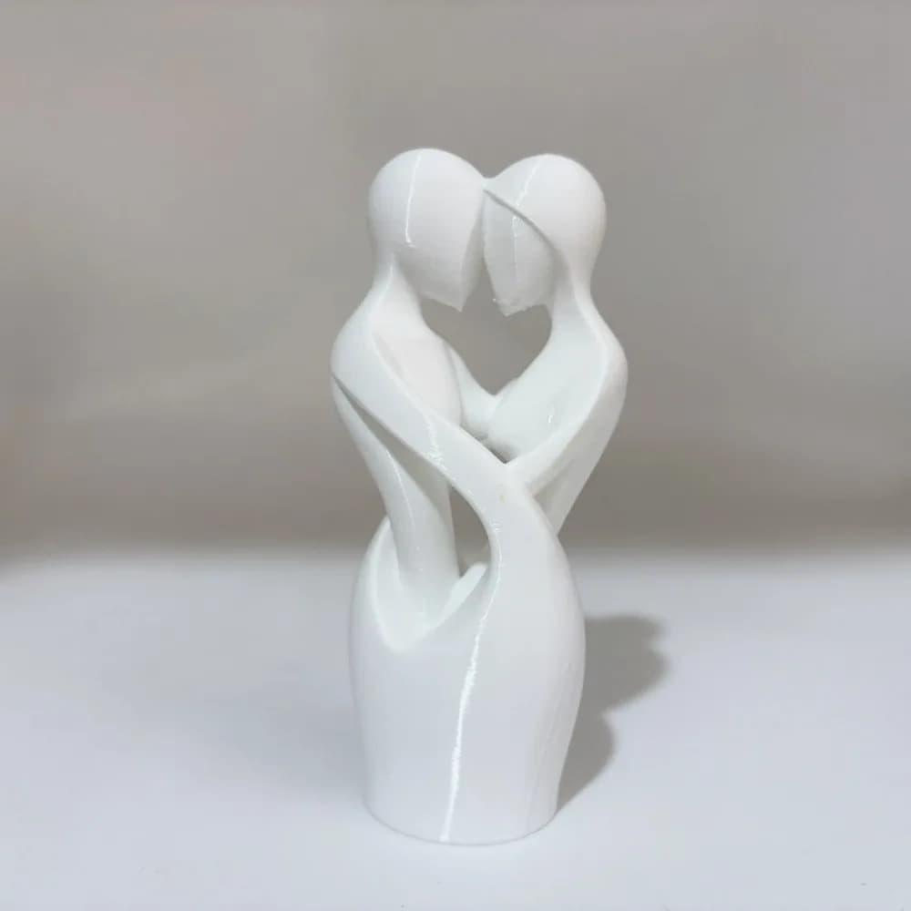 Sculptures d'amoureux entrelacés, Sculptures minimalistes modernes des amoureux embrassant d'un autr