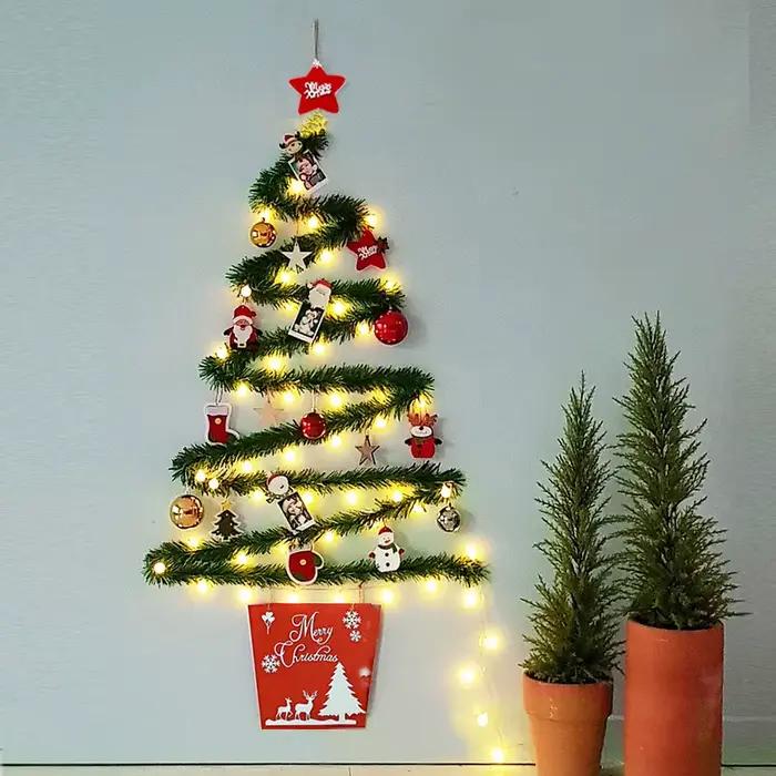 Arbre mural de noël créatif avec lumières, ornements de sapin de noël à faire soi-même