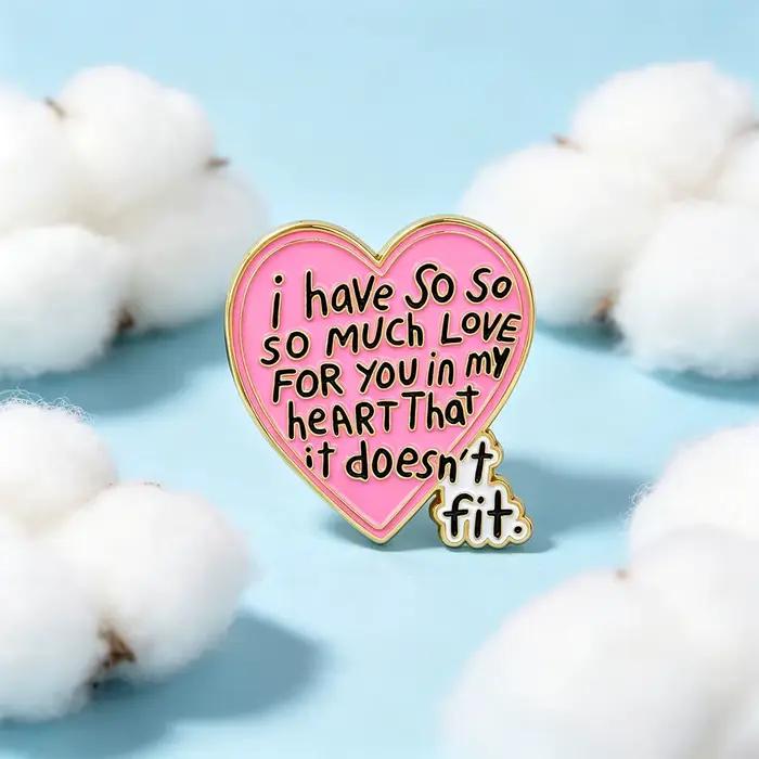 J'ai tellement d'amour pour toi dans mon coeur que ça ne tient pas. Broches émaillées avec citations, badges, bijoux fantaisie, cadeaux