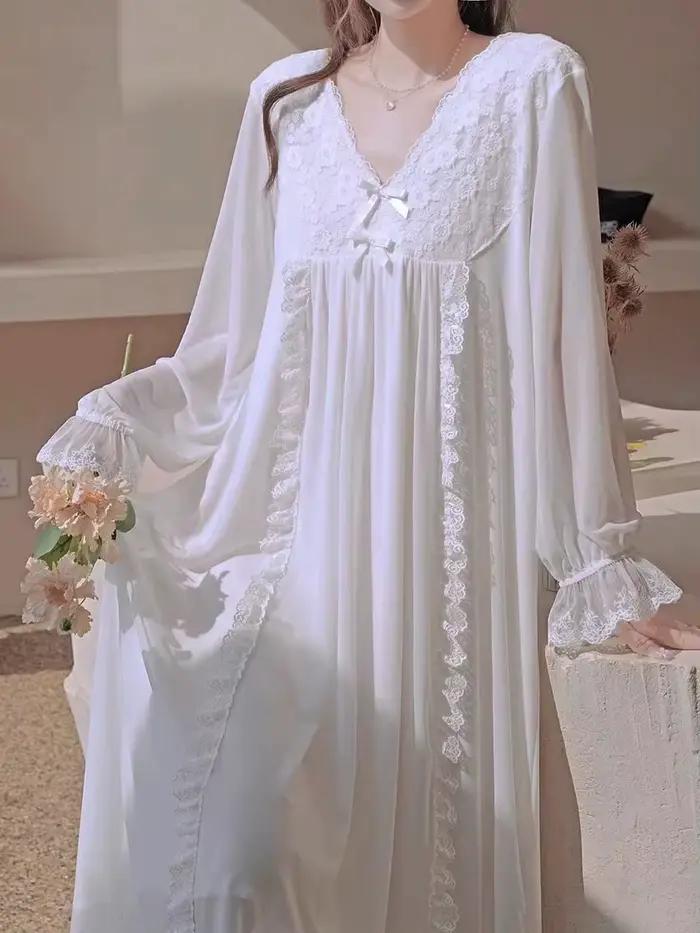 Chemise de nuit blanche en dentelle à manches longues pour femmes