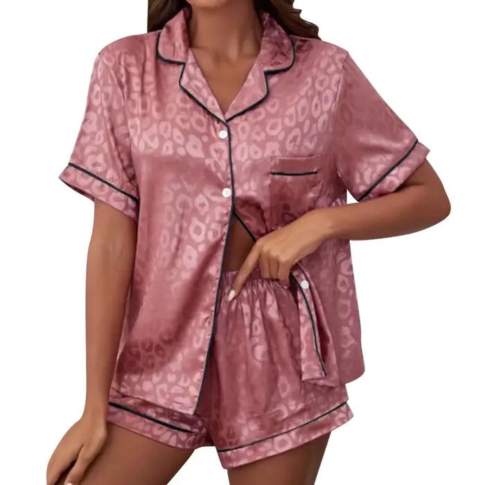 Pyjama léopard soyeux pour femmes, style sexy, court manches, haut boutonné, short, confortable et élégant, parfait pour les nuits romantiques et les occasions spéciales