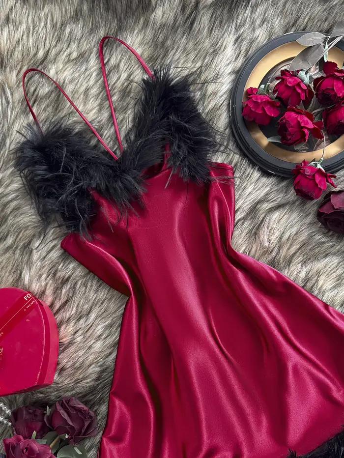 Robe de nuit pour femme avec bordure en plumes