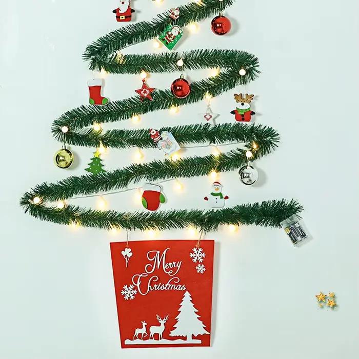 Arbre mural de noël créatif avec lumières, ornements de sapin de noël à faire soi-même