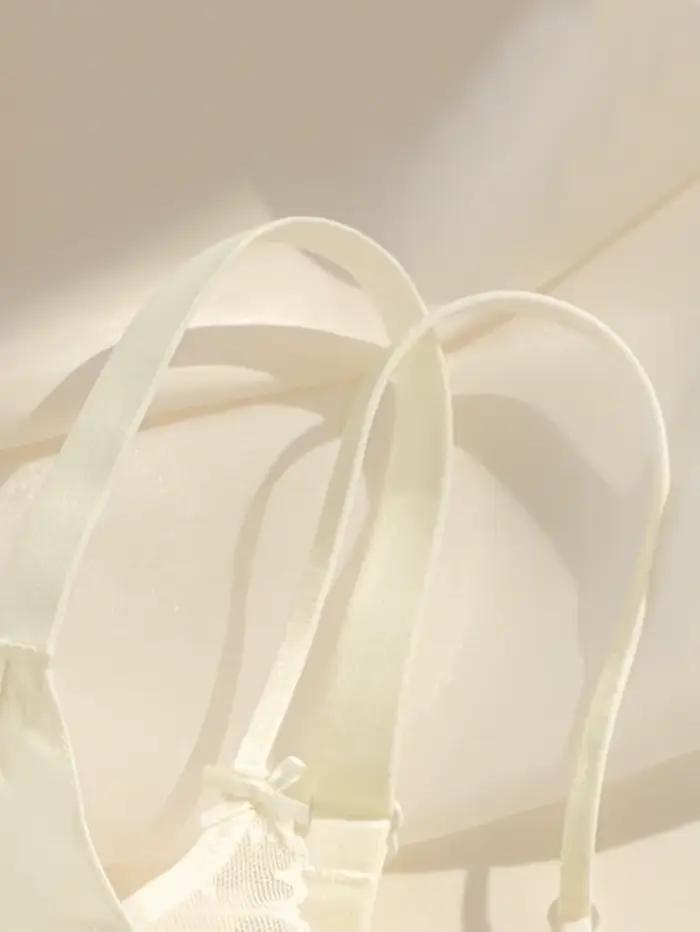 Éthéré et élégant, le soutien-gorge confortable en satin présente un design dos papillon qui se plie et s'adapte