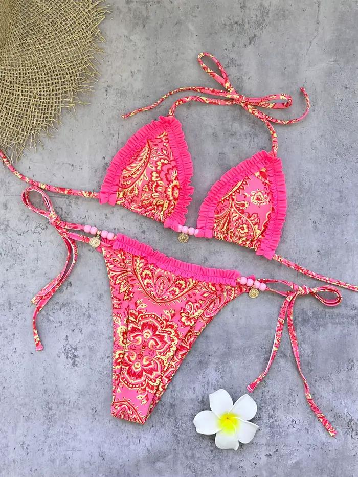 Ensemble bikini rose sexy à motif cachemire 2026 – Haut dos nu perlé avec pendentif métallique