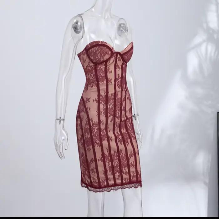 Robe bustier chic et audacieuse, corset sexy en dentelle rétro, tenues féminines tendance pour soirées pétillantes, créations romantiques de designers