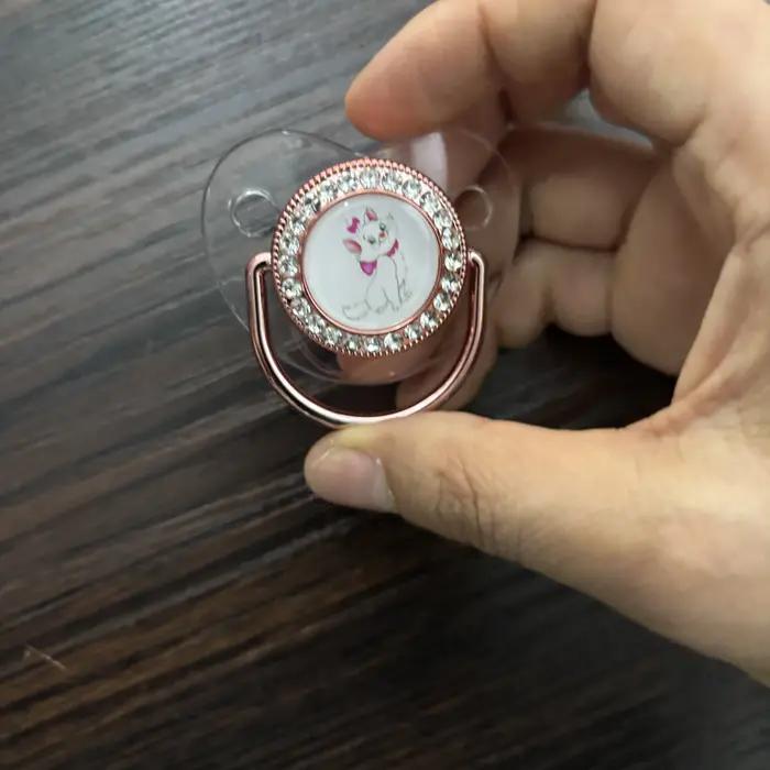 Sucette bébé motif dessin animé avec capuchon anti-poussière et chaîne de sucette, tétine en silicone souple pour nouveau-nés, apaise en douceur les émotions agitées