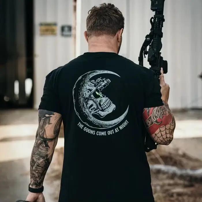 T-shirt graphique Skull in Crescent Moon à lentille verte pour vision nocturne, impression double face, Savage Tacticians The Goons Come Out At Night Art
