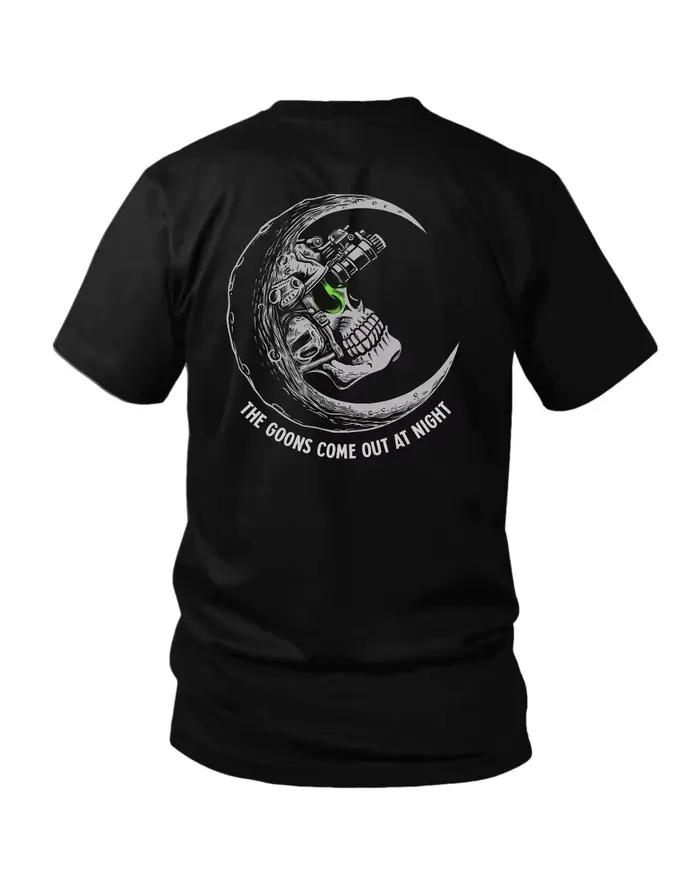 T-shirt graphique Skull in Crescent Moon à lentille verte pour vision nocturne, impression double face, Savage Tacticians The Goons Come Out At Night Art