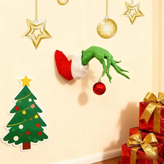 L'arbre de noël féerique est décoré de jouets en peluche verts, marionnettes à bras monstres et arbres de noël féeriques pour décorer la fête