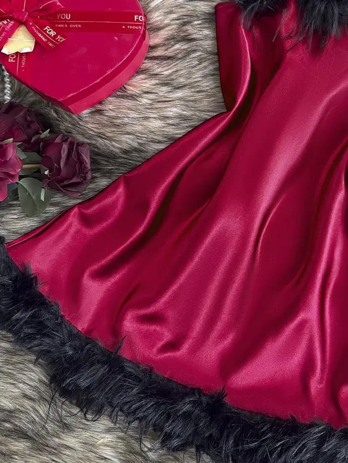 Robe de nuit pour femme avec bordure en plumes