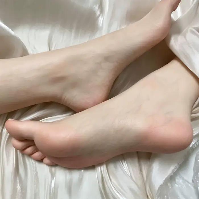 Modèle de pied en silicone complet, taille 38,5, pour présentation en direct de pieds magnifiques, modèle de corps féminin réel, photo en soie noire