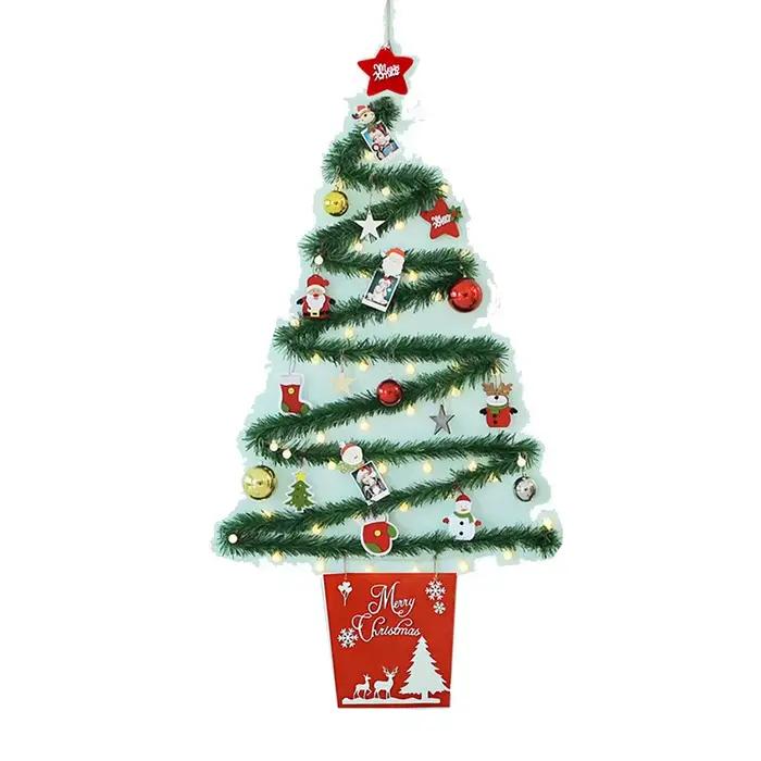 Arbre mural de noël créatif avec lumières, ornements de sapin de noël à faire soi-même