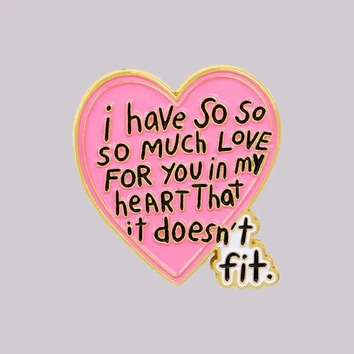 J'ai tellement d'amour pour toi dans mon coeur que ça ne tient pas. Broches émaillées avec citations, badges, bijoux fantaisie, cadeaux