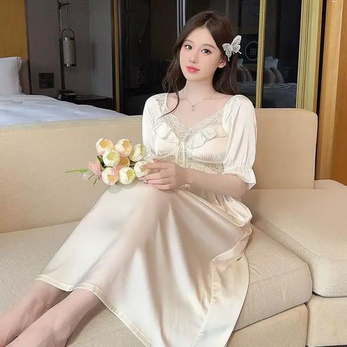 Nouvelle Robe de Nuit Sexy en Soie Glacée et Dentelle à Col en V à Manches Courtes pour Femme – Collection Été 2025 –