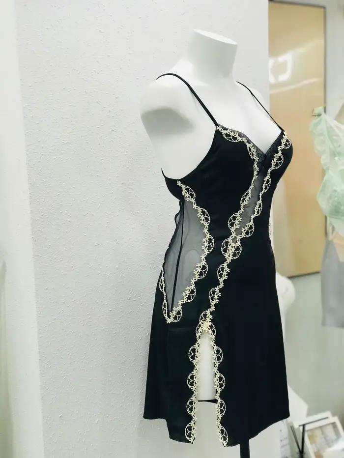 Robe de nuit fine en dentelle avec coussin de poitrine