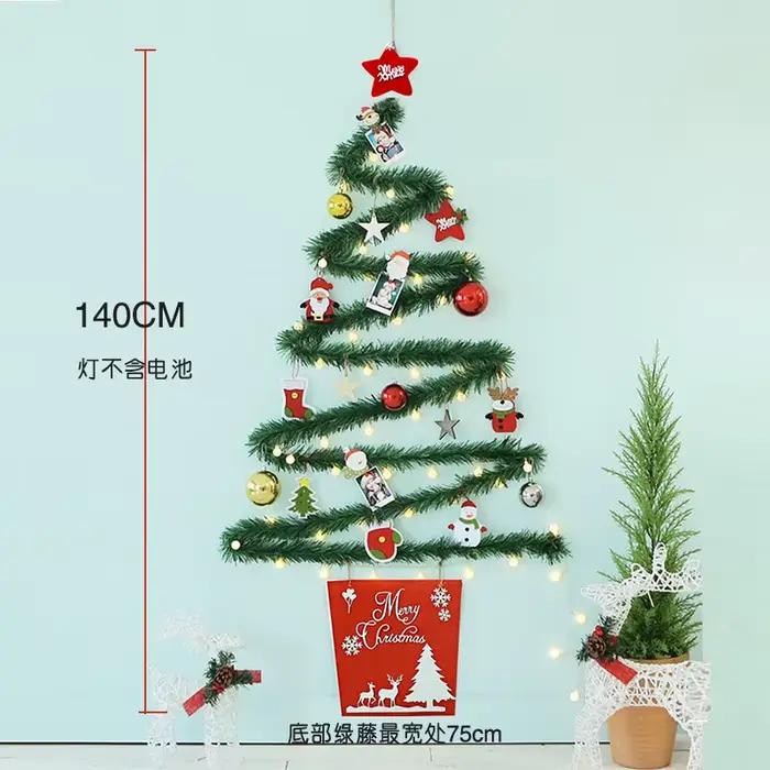 Arbre mural de noël créatif avec lumières, ornements de sapin de noël à faire soi-même