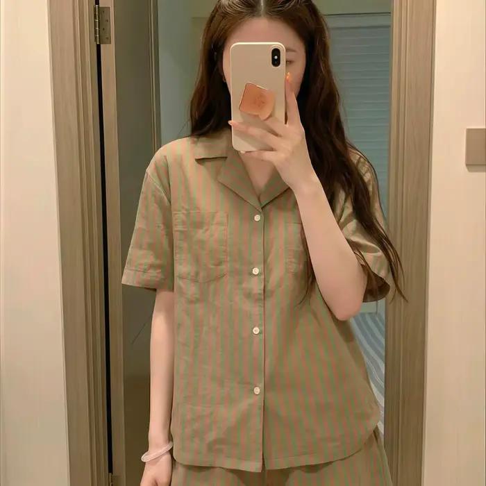 Nouveauté : Pyjama à manches courtes rayé marron et vert de style coréen pour femmes – Ensemble confortable pour se détendre en été