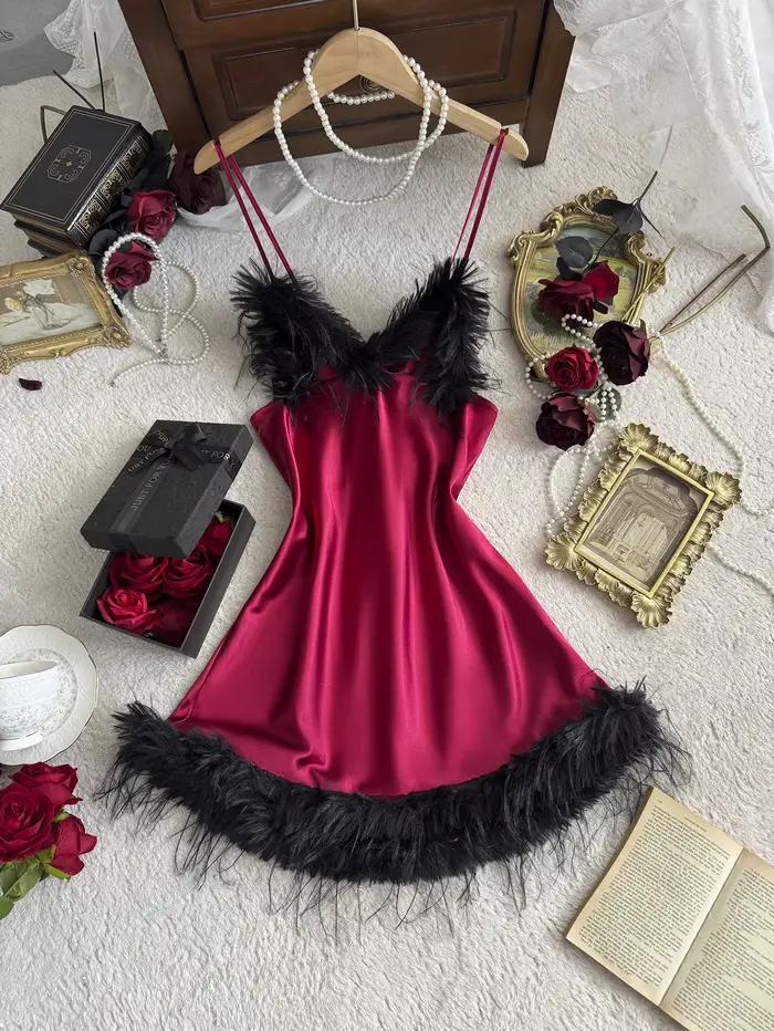 Robe de nuit pour femme avec bordure en plumes