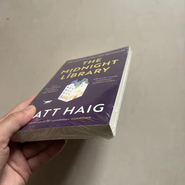 La bibliothèque de minuit de Matt Haig, livre broché en anglais