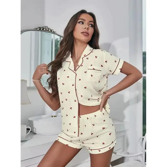 Ensemble de pyjama texturé à imprimé cerises, haut à manches courtes avec boutons et revers, et short élastique, vêtements de nuit pour femmes