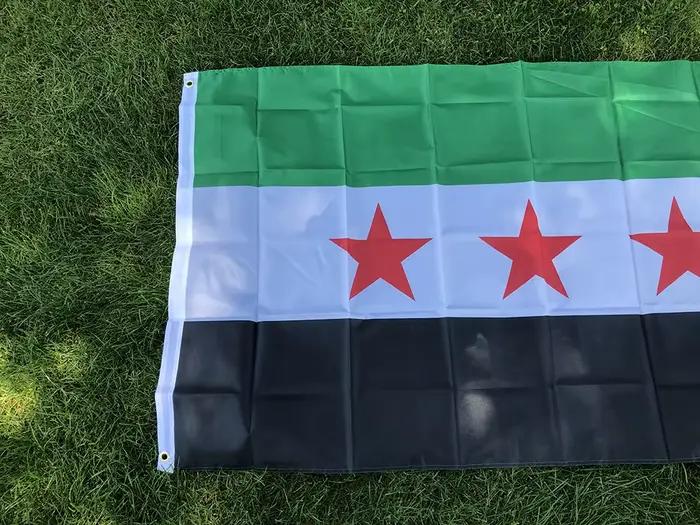 (DRAGONNADE TIKI) Drapeau de la Syrie 3x5 pieds (90x150cm) en polyester – Drapeau à trois étoiles de la République arabe syrienne, bannière suspendue pour la décoration