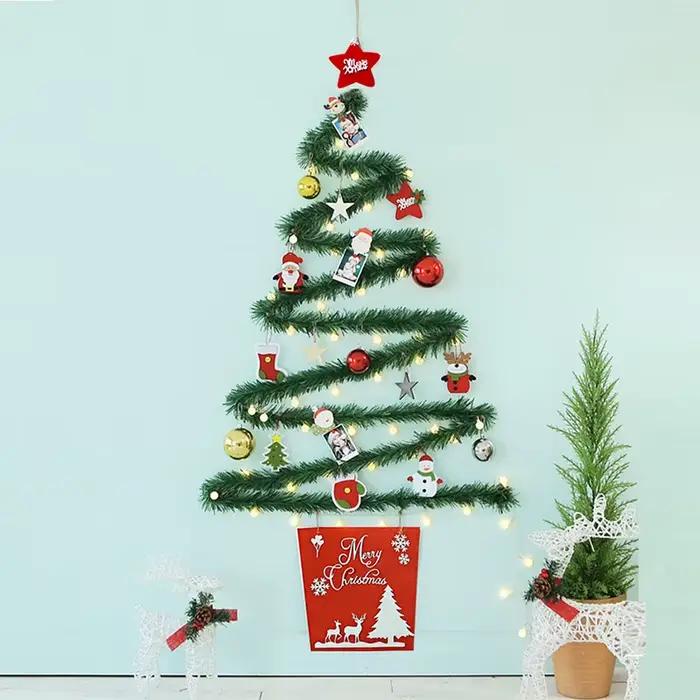 Arbre mural de noël créatif avec lumières, ornements de sapin de noël à faire soi-même