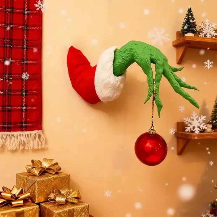 L'arbre de noël féerique est décoré de jouets en peluche verts, marionnettes à bras monstres et arbres de noël féeriques pour décorer la fête