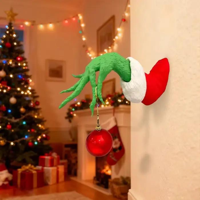 L'arbre de noël féerique est décoré de jouets en peluche verts, marionnettes à bras monstres et arbres de noël féeriques pour décorer la fête