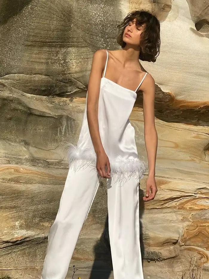 Pyjama en Satin avec plumes pour femmes, ensemble avec pantalon, bretelles Spaghetti noires, costume de maison, pantalon blanc, 2022
