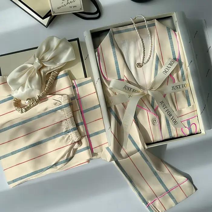 Pyjama en soie glacée à rayures contrastées pour femmes