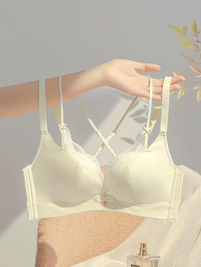 Éthéré et élégant, le soutien-gorge confortable en satin présente un design dos papillon qui se plie et s'adapte
