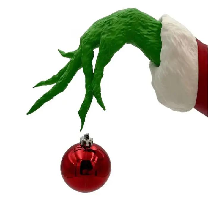 L'arbre de noël féerique est décoré de jouets en peluche verts, marionnettes à bras monstres et arbres de noël féeriques pour décorer la fête