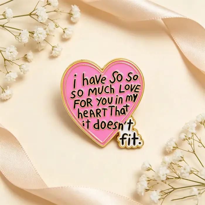 J'ai tellement d'amour pour toi dans mon coeur que ça ne tient pas. Broches émaillées avec citations, badges, bijoux fantaisie, cadeaux