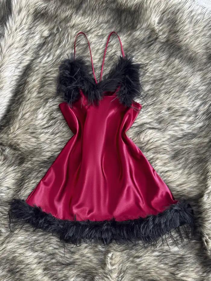 Robe de nuit pour femme avec bordure en plumes