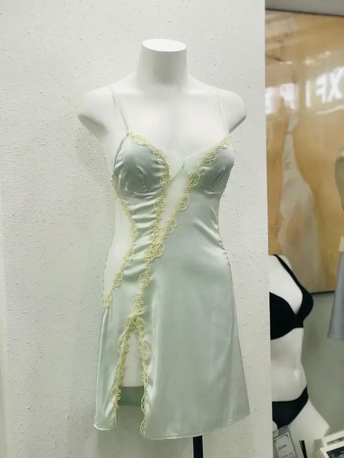 Robe de nuit fine en dentelle avec coussin de poitrine