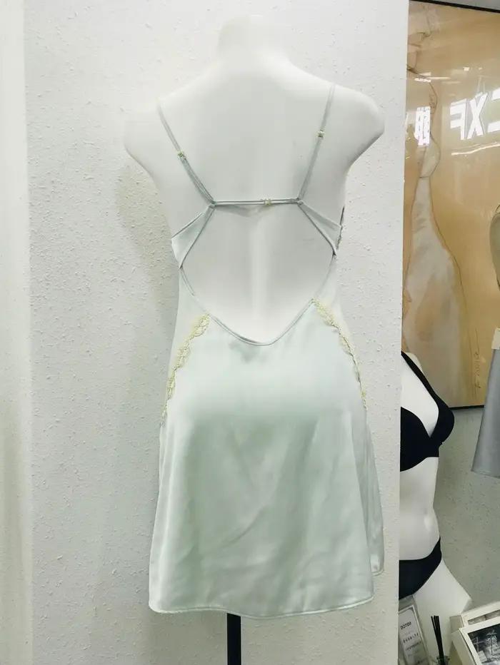 Robe de nuit fine en dentelle avec coussin de poitrine