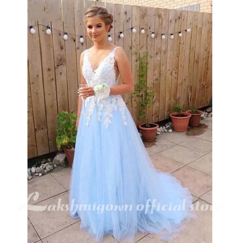Robe de mariée élégante bleu ciel clair, coupe trapèze, avec col en V, larges bretelles, appliques e