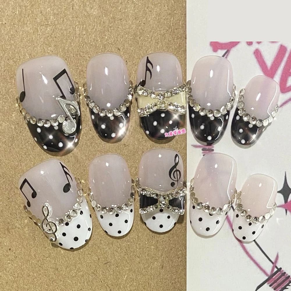 Faux Ongles Y2K Rétro Été 2026 – Design Note de Musique Rose et Strass Cœur – Manucure Élégance Styl