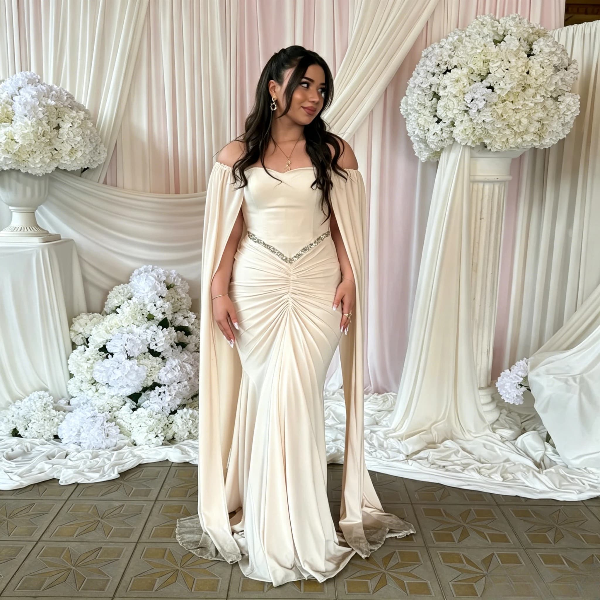 Robe de soirée élégante personnalisée avec un décolleté en cœur épaules dénudées, des manches cape f