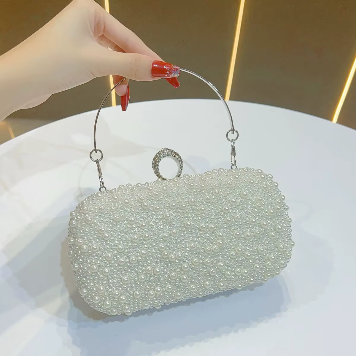 Pochette de soirée blanche en perles avec fermoir anneau en strass argenté, sac à main minimaliste p