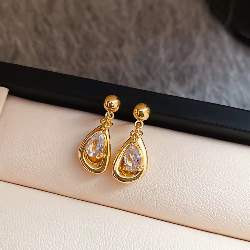 Boucles d'oreilles en forme de goutte d'eau pour femmes, niche au design unique, nouvelle collection