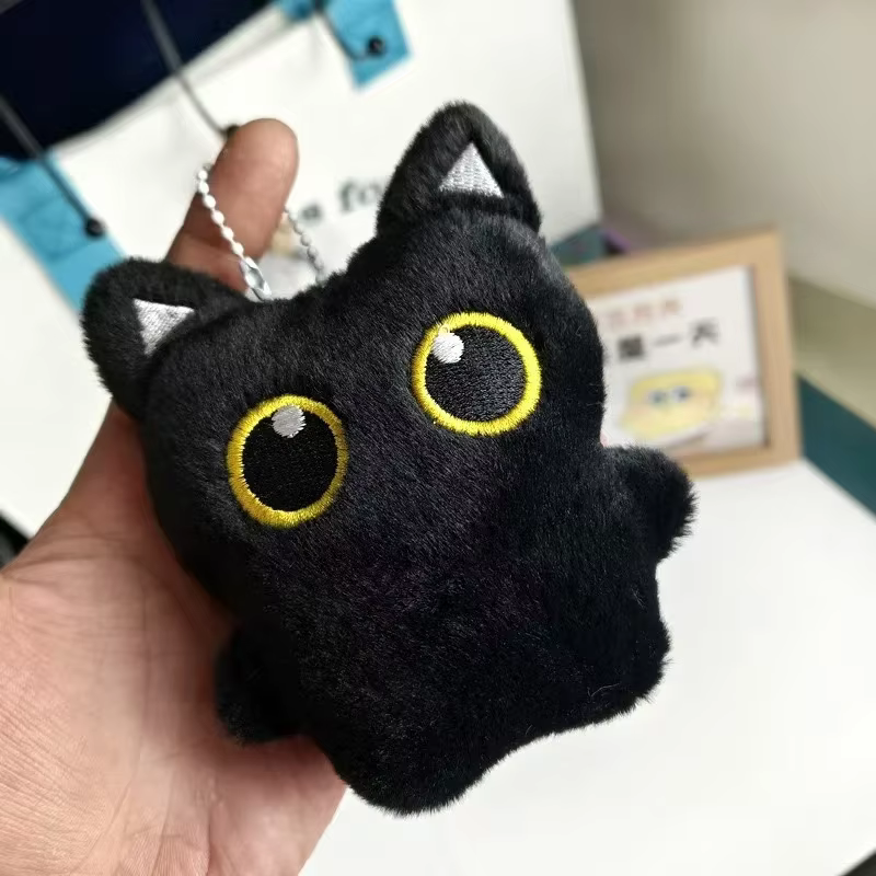 Jolie peluche de chat noir, idéale pour la décoration et également un excellent choix de cadeau.