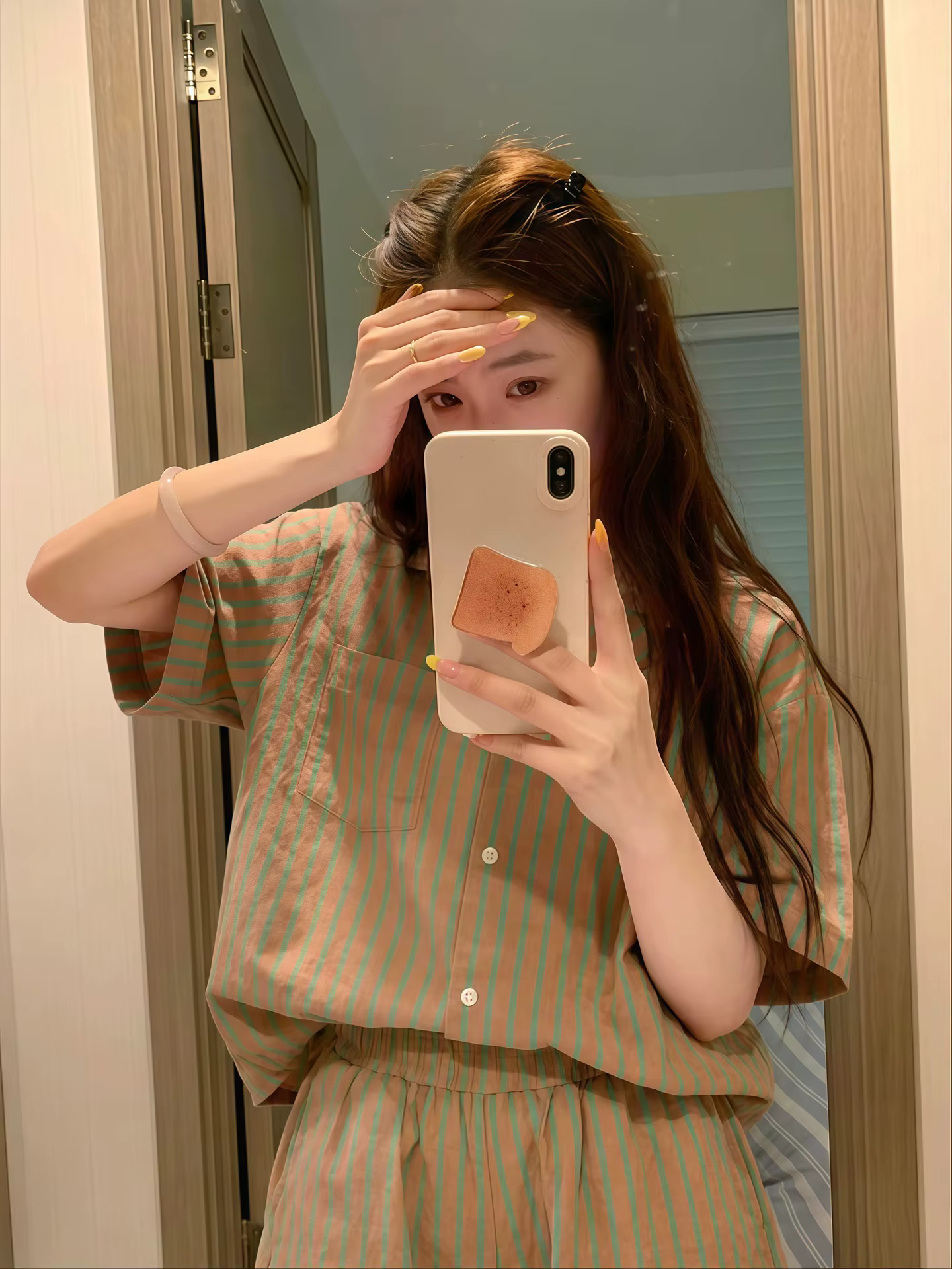 Nouveauté : Pyjama à manches courtes rayé marron et vert de style coréen pour femmes – Ensemble conf