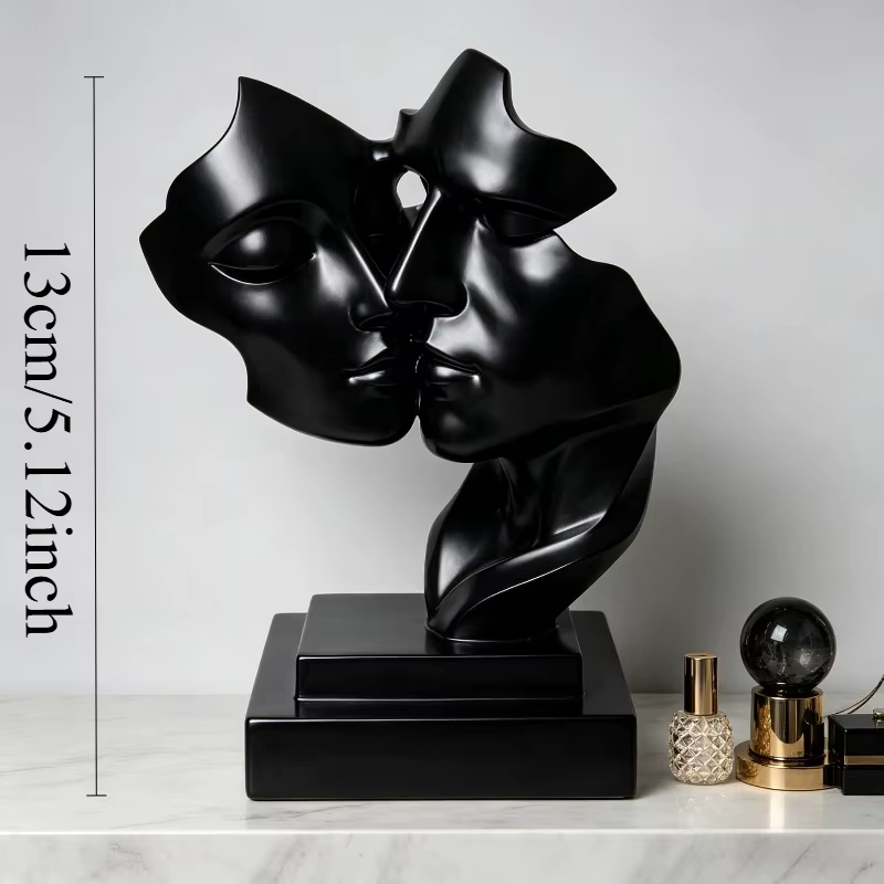Sculpture de couple moderne s'embrassant, décoration romantique. Ornement élégant pour le bureau à d