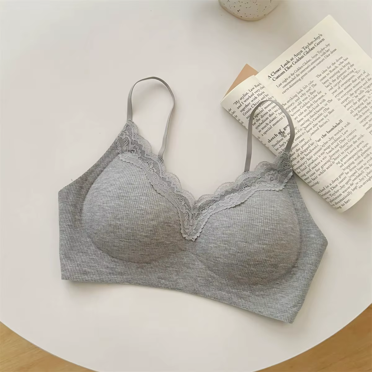 Soutien-gorge de poitrine bande dessinée sans armatures bretelles fines européennes été femmes dente