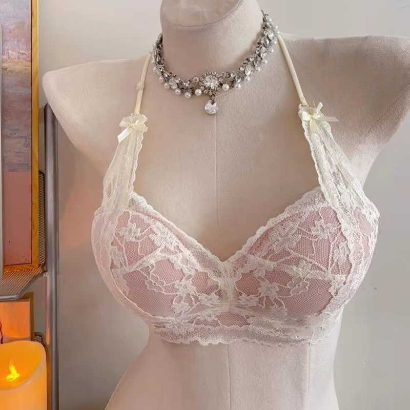 Lingerie dévoilant le cou et les épaules, avec un haut en dentelle froncé et sexy qui soutient le so